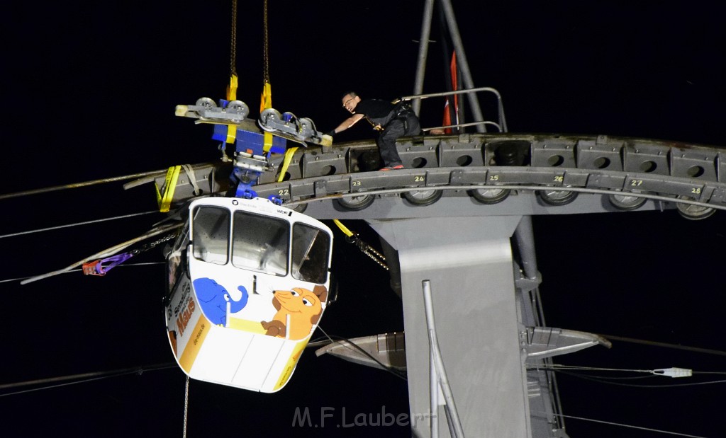 Koelner Seilbahn Gondel blieb haengen Koeln Linksrheinisch P960.JPG - Miklos Laubert